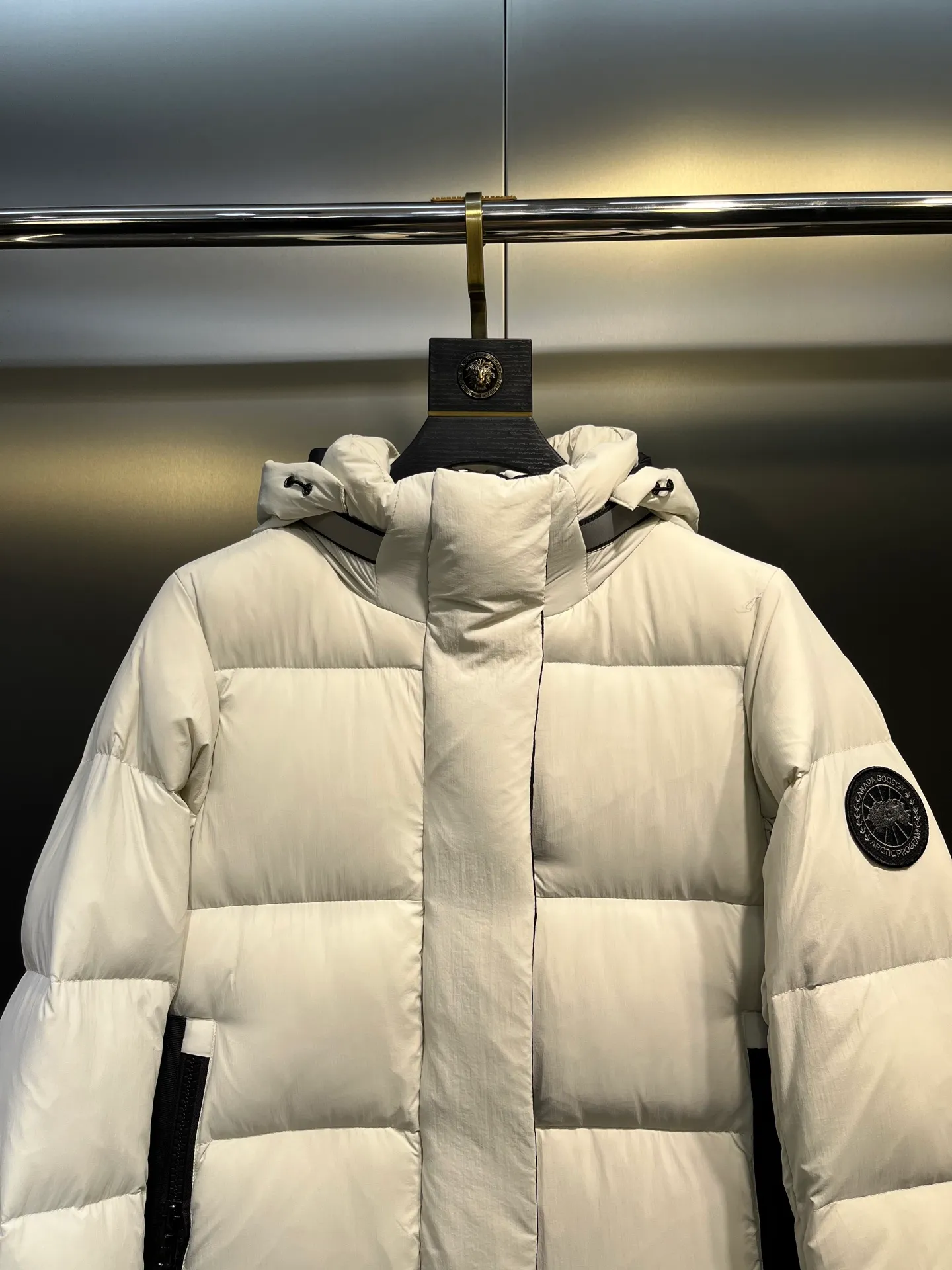 P1100 Canada Goose 🌟Canada Goose🇨🇦 Unisex down jacket, couple style, imported 90% duck down, collar is Canadian wild coyote hair, checkered double-layer inner liner with no velvet, thick velvet filling, level 5 cold protection, only one goose is needed to prevent freezing in winter, the stitching is perfect! I will buy another version this year, all accessories and materials will follow the original size: xs-xxl
